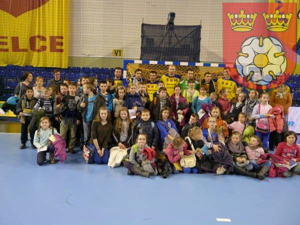 Zdjęcie: 50 uczniów ze Społecznej Szkoły Podstawowej w Drugni kibicowało w Hali Legionów KS Vive Targi Kielce, grającemu przeciw KS Pogoń Handball Szczecin